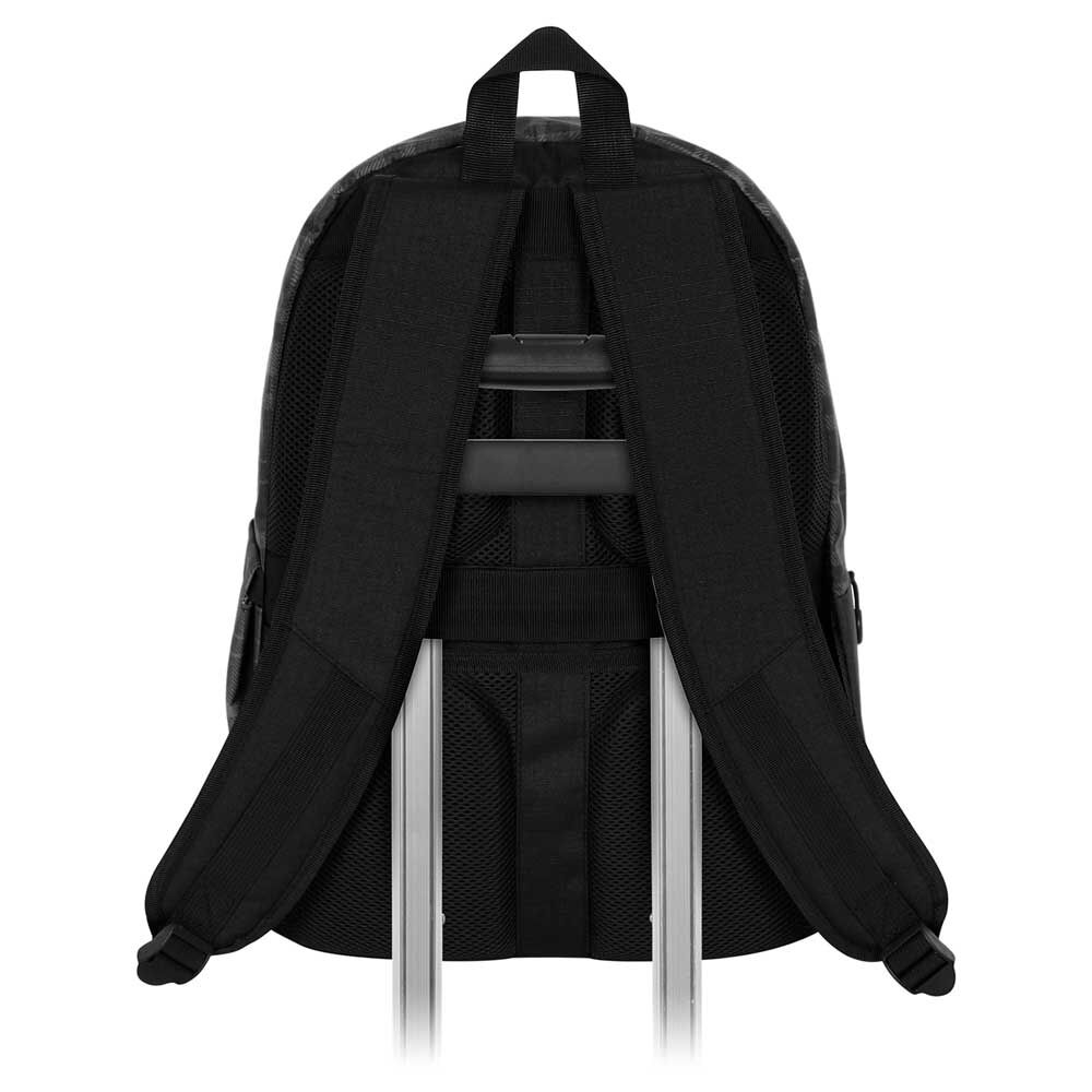 Sac à dos KARACTERMANIA posé sur un trolley grâce à la sangle dorsale intégrée facilitant le transport