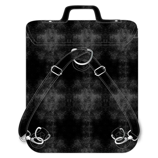 Détail du sac à dos Wednesday CERDÁ montrant la texture simili cuir et les bretelles ajustables