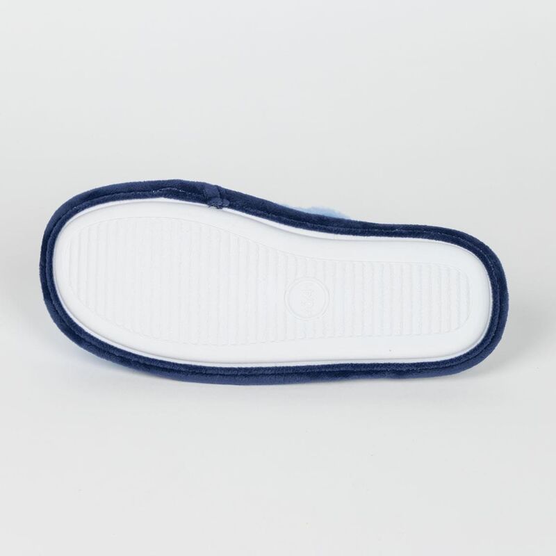 Présentation des chaussons adultes Stitch CERDÁ sur fond blanc montrant le confort et la qualité du produit