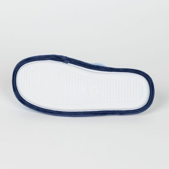 Présentation des chaussons adultes Stitch CERDÁ sur fond blanc montrant le confort et la qualité du produit