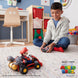 Enfant jouant avec le véhicule télécommandé Super Mario Bros dans un salon lumineux