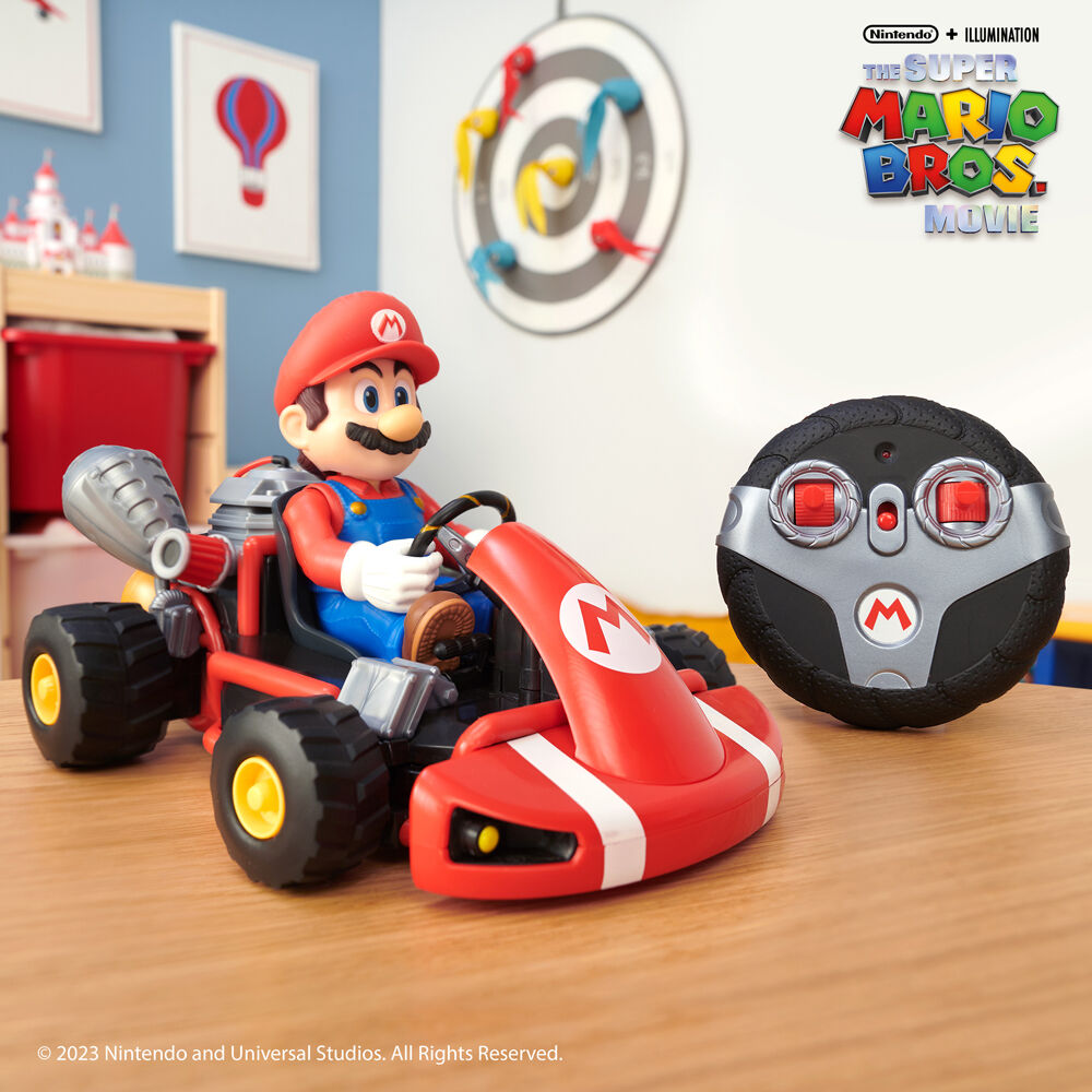 Véhicule Super Mario Bros télécommandé en action sur un sol en bois clair