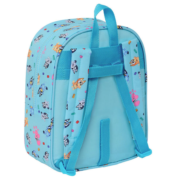 Vue rapprochée du compartiment principal zippé du sac à dos Bluey avec carte d'identification visible