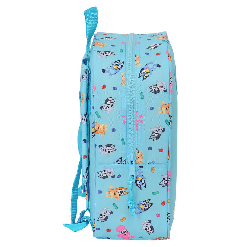 Sac à dos Bluey fixé sur un trolley avec poignée en position relevée, prêt à être transporté