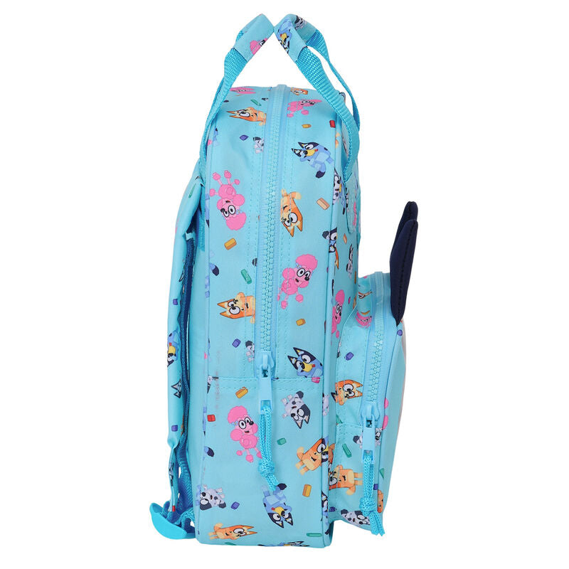 Sac à dos Bluey 28cm SAFTA fixé sur un trolley, prêt pour le transport facile