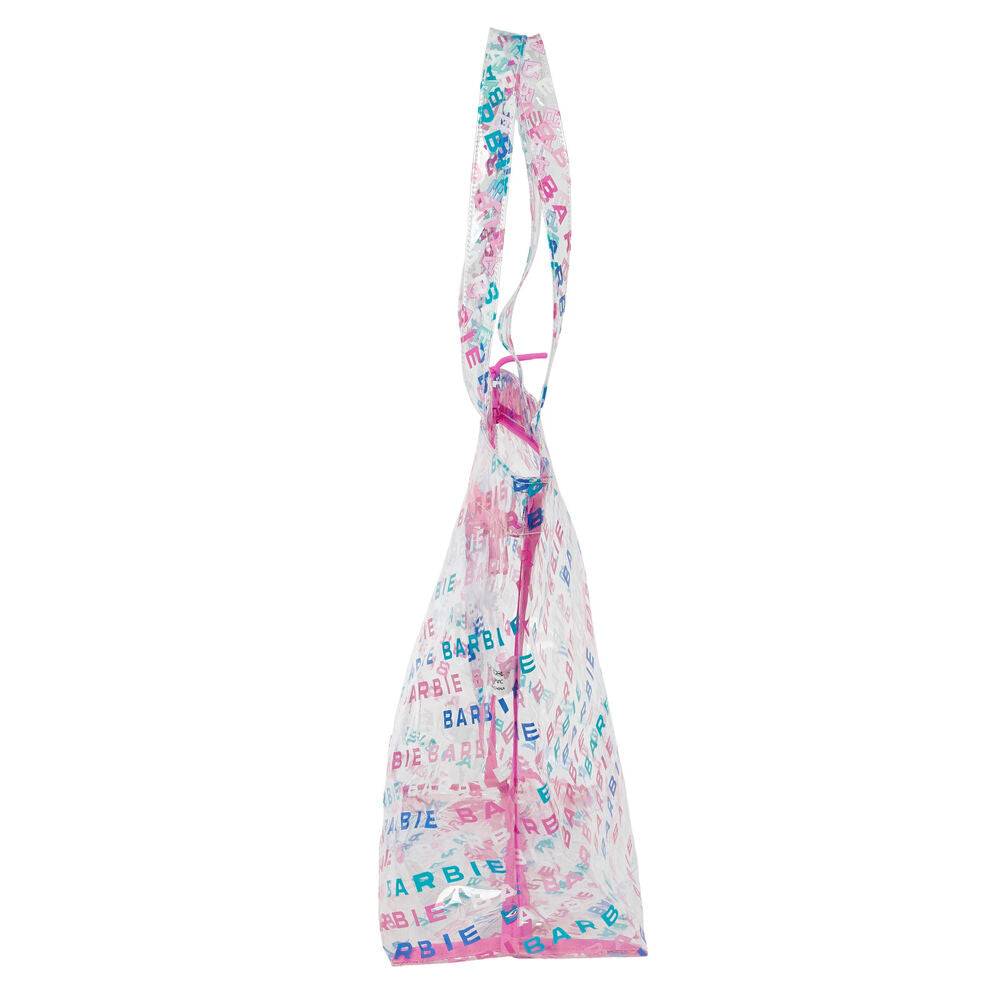 Sac de plage Barbie SAFTA posé sur le sable, prêt pour une journée ensoleillée