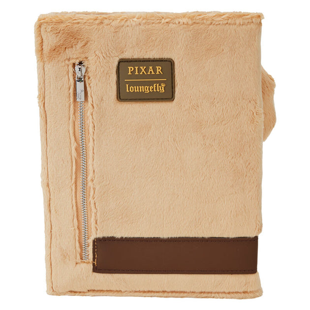 Détail des broderies et appliqués du carnet Loungefly Dug, mettant en valeur la texture peluche et les finitions dorées.