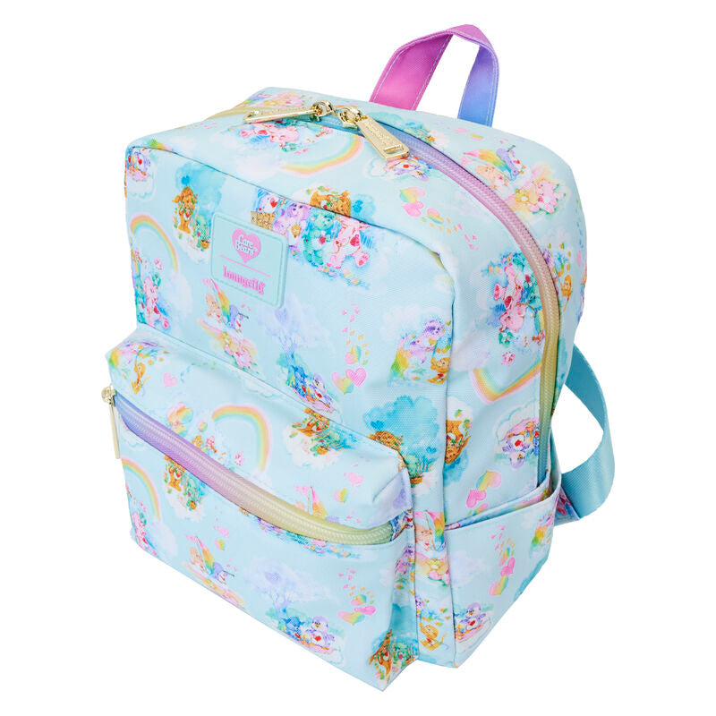Détail des finitions en métal doré et des motifs imprimés sur le sac à dos Loungefly Care Bears