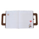 Vue ouverte du journal Adventure Book montrant les pages intérieures et le design exclusif