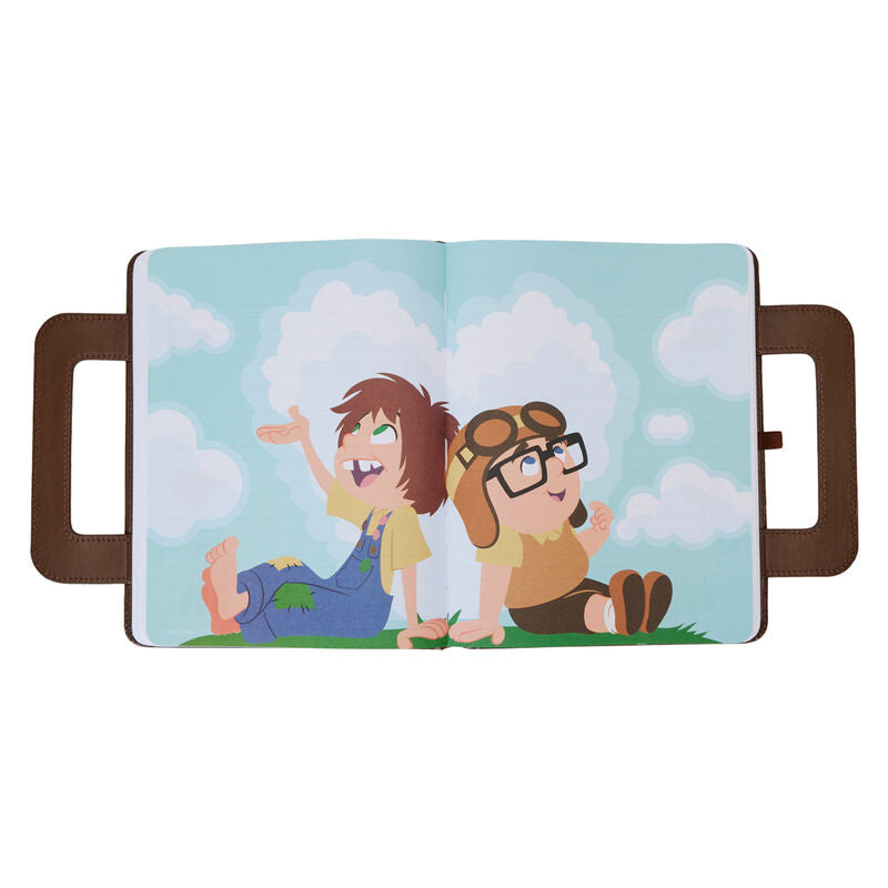 Photo du carnet Loungefly Up 15e Anniversaire posé sur une surface avec éclairage naturel
