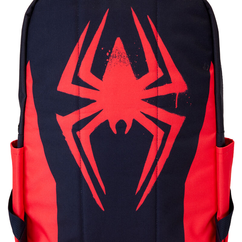 Sac à dos Loungefly Marvel Spider-Verse porté sur le dos, démontrant son style et confort