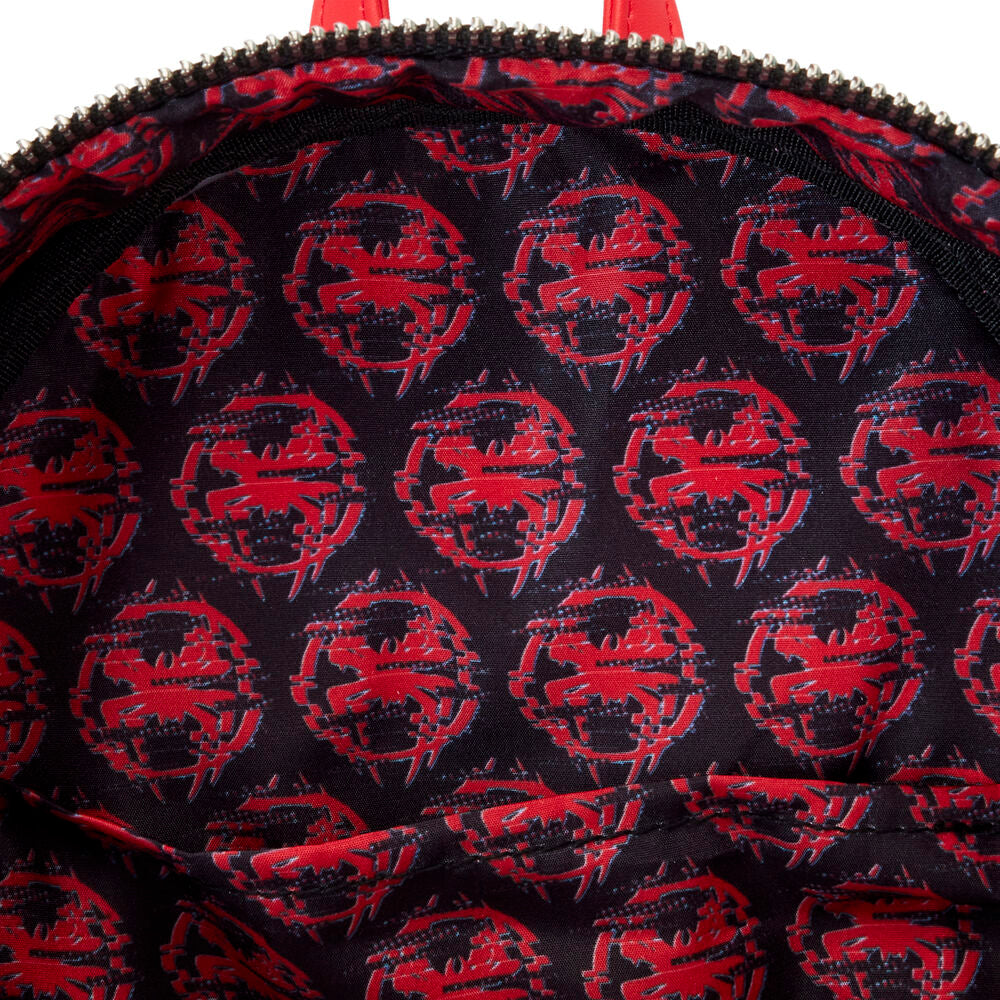 Sac à dos Loungefly Marvel Spider-Verse porté en situation urbaine par un fan