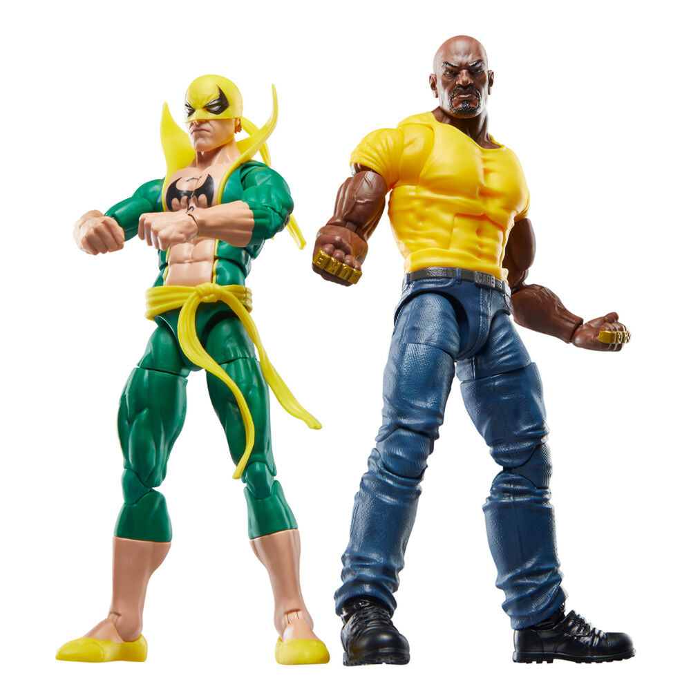 Figurines Iron Fist et Luke Cage posées côte à côte sur fond neutre