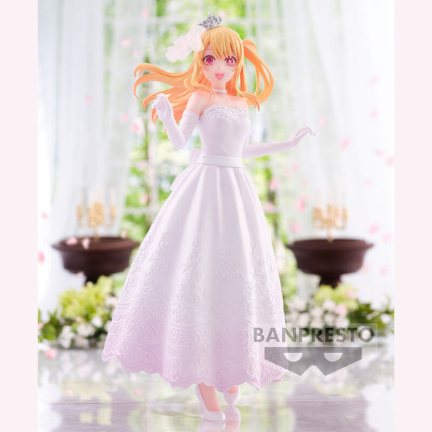 Vue latérale de la figurine Ruby Oshi No Ko en robe de mariée, mettant en valeur sa posture élégante