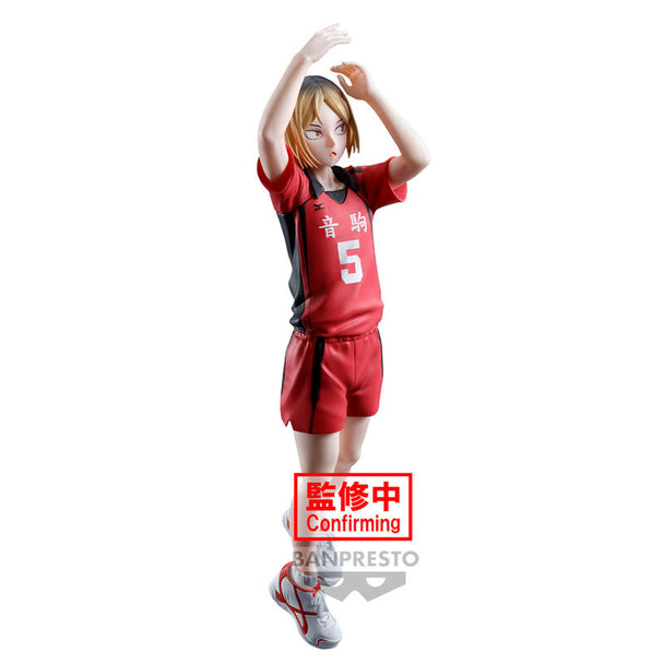 Zoom sur la figurine Kenma Kozume BANPRESTO montrant la pose dynamique et les finitions soignées