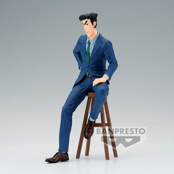 Vue rapprochée de la figurine Hiroshi Nohara Crayon Shinchan montrant les détails soignés et la finition de qualité