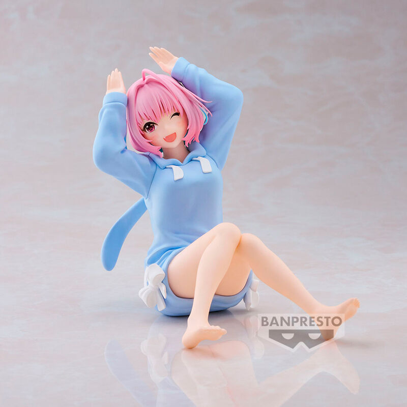 Vue rapprochée sur le visage expressif et les détails fins de la figurine Riamu Yumemi