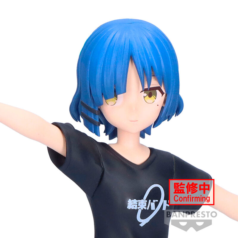 Vue latérale de la figurine Ryo Yamada avec accessoires et base d'exposition BANPRESTO