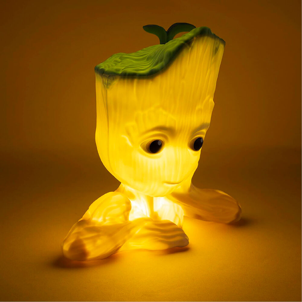 Lampe Groot 22cm posée sur un bureau avec ambiance tamisée et lumière colorée