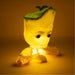 Lampe Groot 22cm posée sur un bureau avec ambiance tamisée et lumière colorée