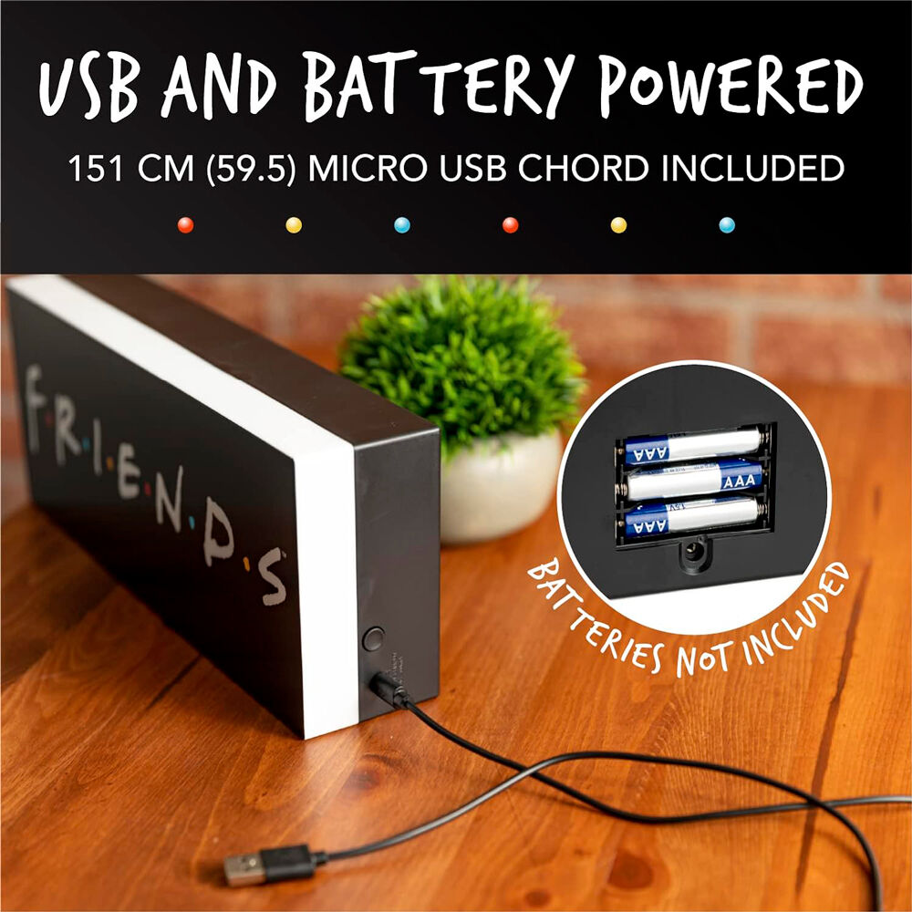 Lampe Friends fixée au mur, montrant sa polyvalence d'installation avec éclairage par piles AAA