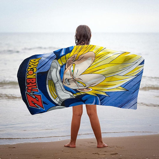 Serviette de plage microfibre Dragon Ball Z CERDÁ aux couleurs vives, dimensions 70x140 cm, posée sur le sable.
