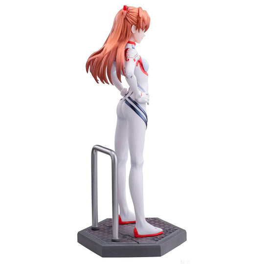 Vue latérale de la figurine Asuka Shikinami Langley avec tenue et accessoires fidèles au film