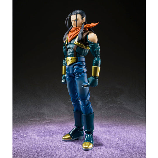 Figurine Super Android 17 Dragon Ball GT montrant les détails des vêtements et accessoires