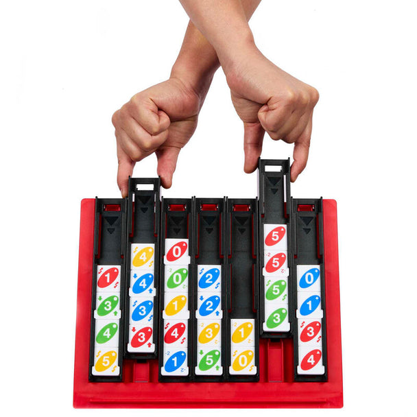 Plateaux et tuiles colorées du jeu UNO Quatro disposés pour une partie en cours, mettant en avant les symboles spéciaux pour daltoniens.