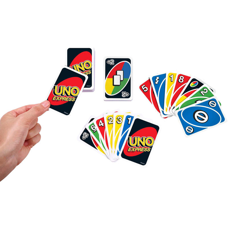 Enfants jouant au jeu de cartes UNO Classic autour d'une table, souriants et concentrés