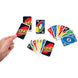 Enfants jouant au jeu de cartes UNO Classic autour d'une table, souriants et concentrés