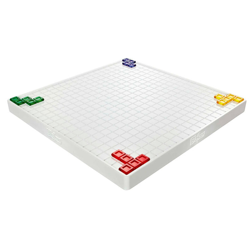 Joueurs en famille en train de poser leurs pièces sur le plateau Blokus Refresh