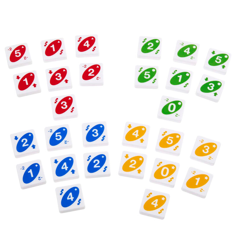 Sac de rangement transparent contenant les tuiles en plastique robustes du jeu UNO Quatro, prêt à être transporté facilement.