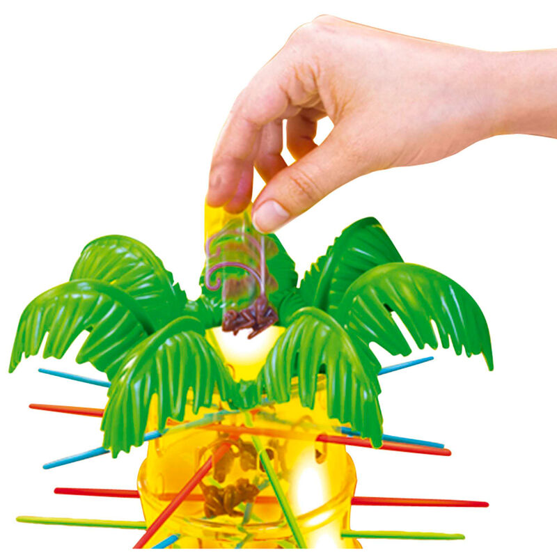 Détail des singes en plastique colorés suspendus dans l'arbre de bâtons du jeu Monos Locos