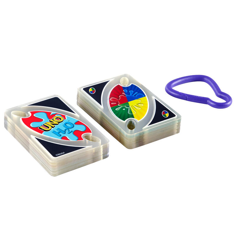 Enfants jouant au jeu de cartes UNO H2O To Go en extérieur, profitant d’un moment ludique et convivial.