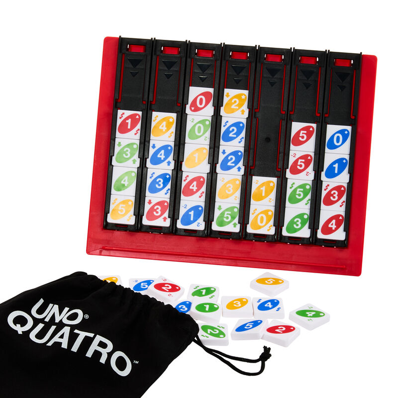 Enfants jouant au jeu UNO Quatro, concentrés et s'amusant autour de la table, illustrant l'aspect convivial et stratégique du jeu.