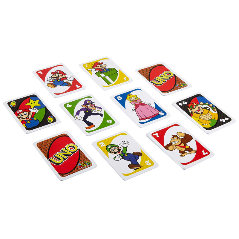 Enfants jouant au jeu de cartes UNO Super Mario Bros, concentrés et s'amusant en famille.