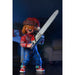 Chucky avec bonnet de Père Noël propre et expression terrifiante de la série TV