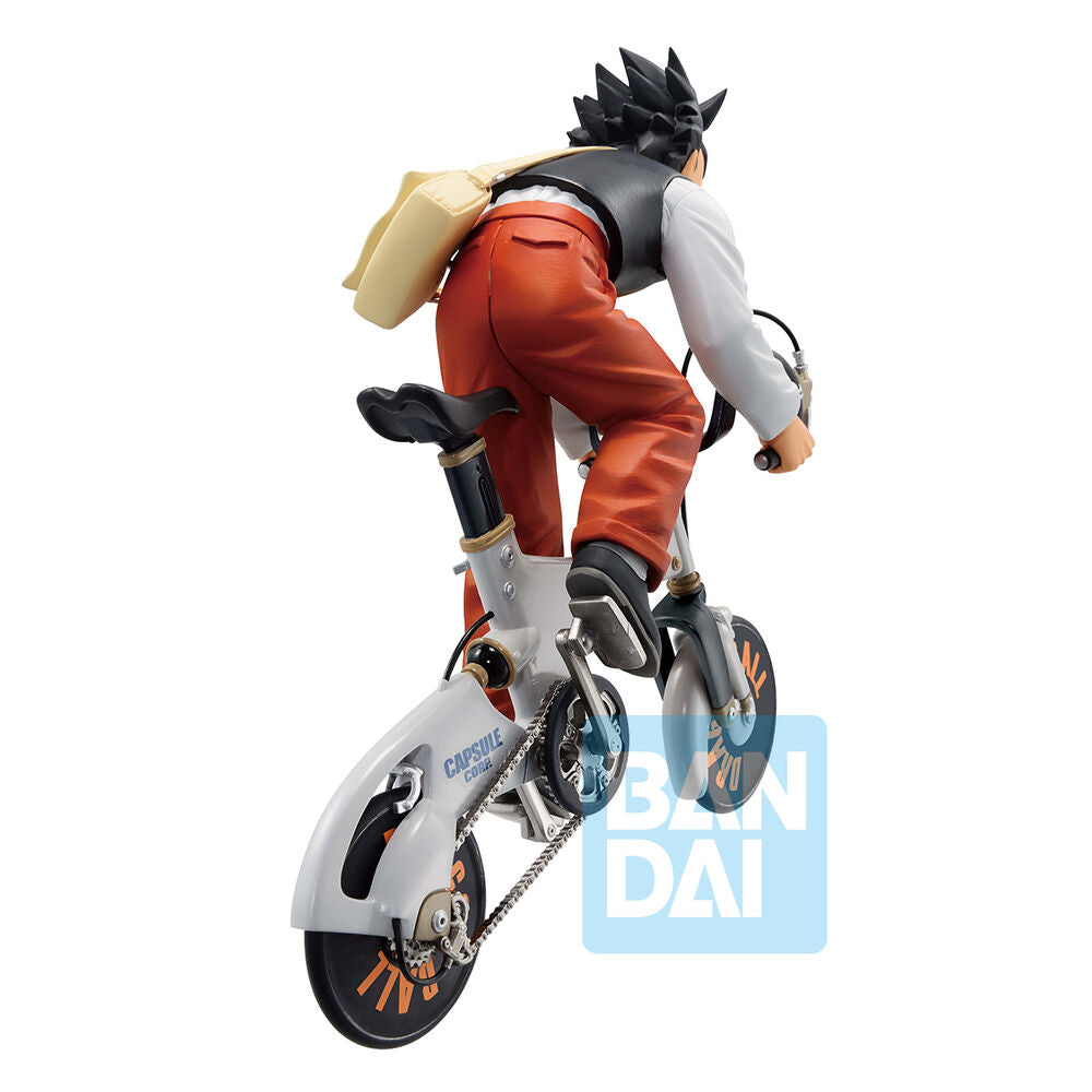 Profil gauche de la figurine Son Gohan 18cm BANPRESTO montrant la posture dynamique