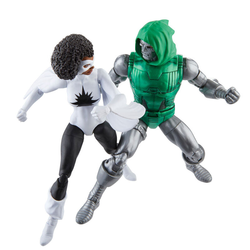 Vue rapprochée des accessoires fournis avec la figurine Captain Marvel vs Doctor Doom