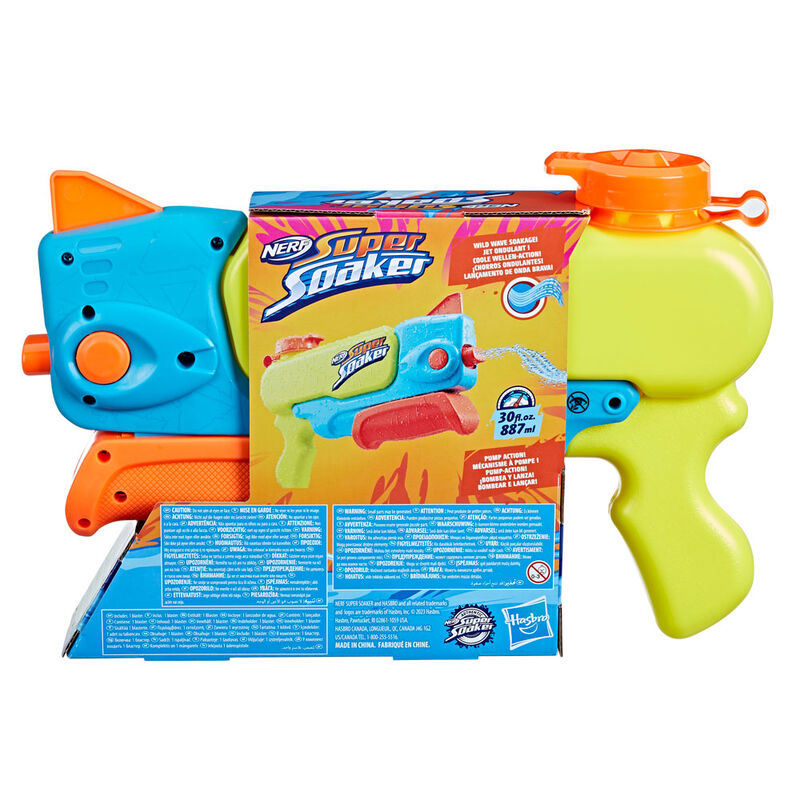 Enfant jouant avec le pistolet à eau Nerf Wave Spray Super Soaker en extérieur
