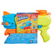 Enfant jouant avec le pistolet à eau Nerf Wave Spray Super Soaker en extérieur