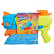 Enfant jouant avec le pistolet à eau Nerf Wave Spray Super Soaker en extérieur