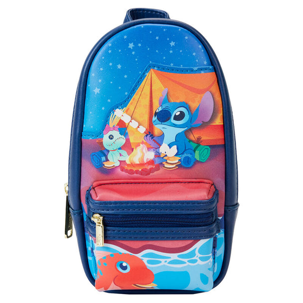 Vue avant de la trousse à crayons Loungefly Stitch Camping Cuties en simili cuir vegan avec fermeture éclair dorée