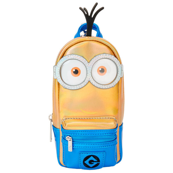Trousse à crayons Kevin Minions LOUNGEFLY en cuir vegan vue de face avec détails irisés et hardware argenté
