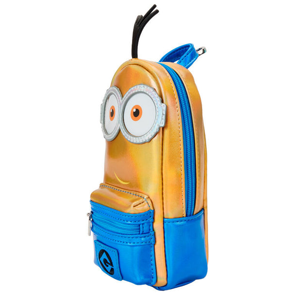 Détail du motif Kevin Minions en relief sur la trousse à crayons LOUNGEFLY avec finition en PVC transparent
