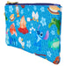 Détail des finitions dorées brillantes et du bracelet amovible du portefeuille Loungefly Stitch Camping Cuties.