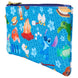 Détail des finitions dorées brillantes et du bracelet amovible du portefeuille Loungefly Stitch Camping Cuties.