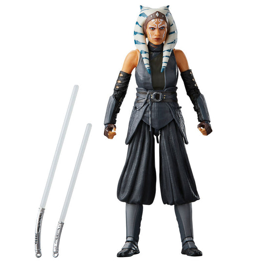 Vue de face détaillée de la figurine Ahsoka Tano avec ses accessoires inclus
