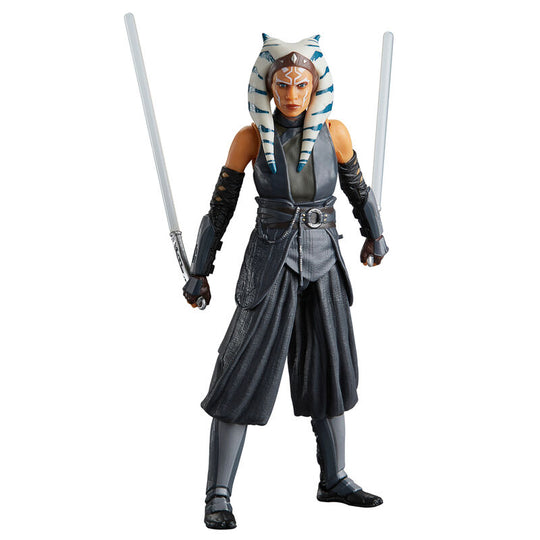 Figurine Star Wars Ahsoka Tano avec sabres lumineux, présentée sur socle
